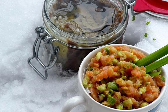 Tatar z wędzonego łososia z awokado i anchois z grzankami z guacamole