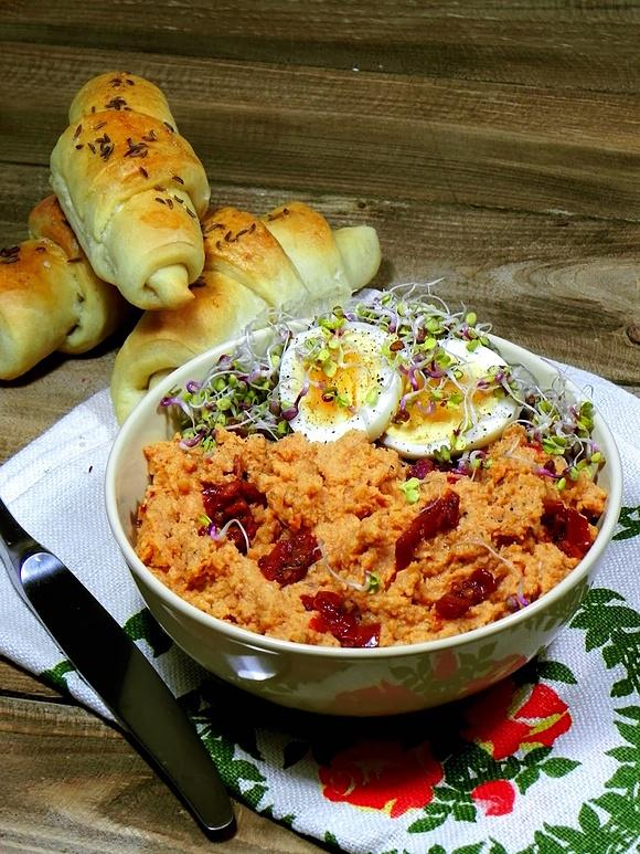 Pasta z ciecierzycy i suszonych pomidorów
