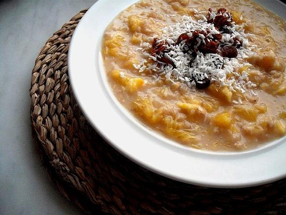 Owsianka z pomarańczą, bananem i kokosowymi wiórkami na budyniu