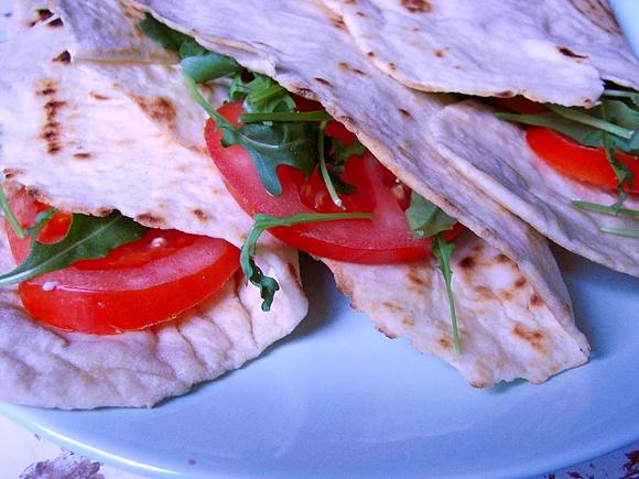 Włoska piada z mozzarellą i pomidorem