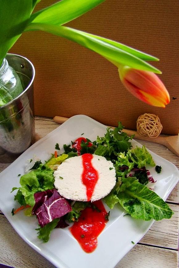 Sałata z mozzarellą i sosem truskawkowo-miodowym