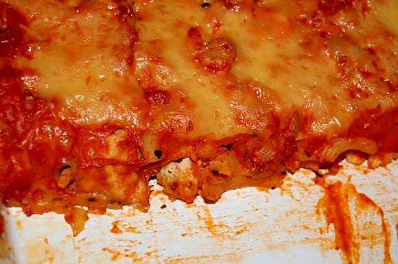 Makaron zapiekany w sosie pomidorowym