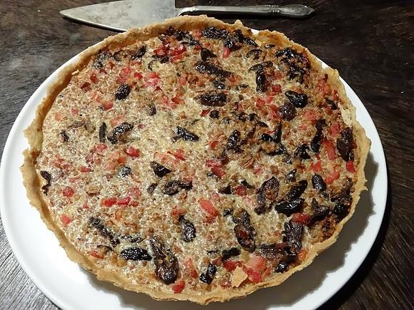 Quiche z kaszą gryczaną i suszonymi śliwkami