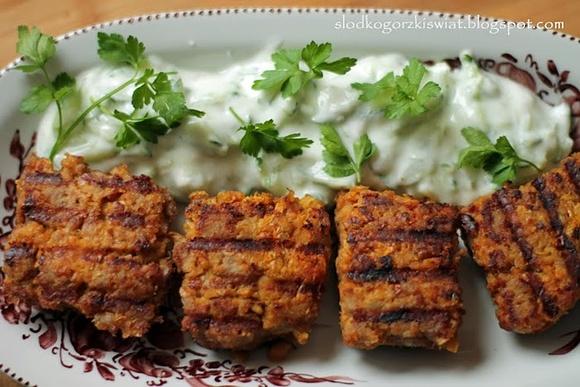 Pikantny kebab z sosem jogurtowym