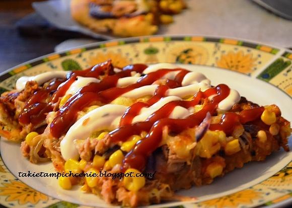 Pizza z tuńczykiem i mozzarellą