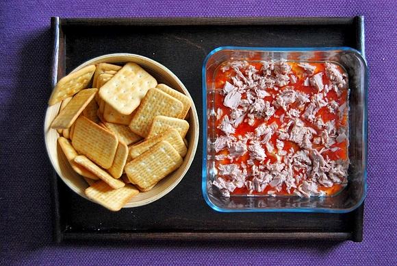 Imprezowa przekąska z tuńczykiem, twarogiem i sosem chili