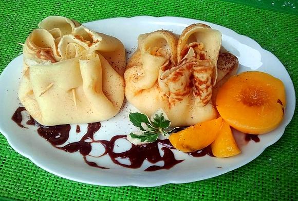 Brzoskwiniowe sakiewki z serkiem i naleśnikami