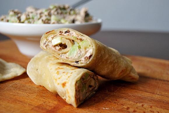Placki kebabowe z sałatką z tuńczyka i selera naciowego