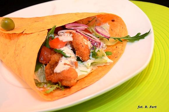 Tortilla z suszonych pomidorów i bazylii z drobiem oraz mixem sałat