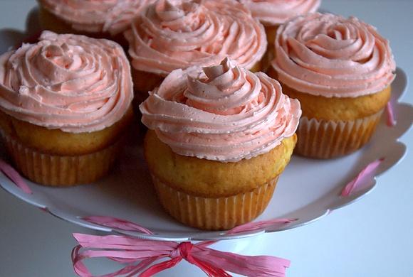 Muffinki róże z marmoladą różaną i kremem
