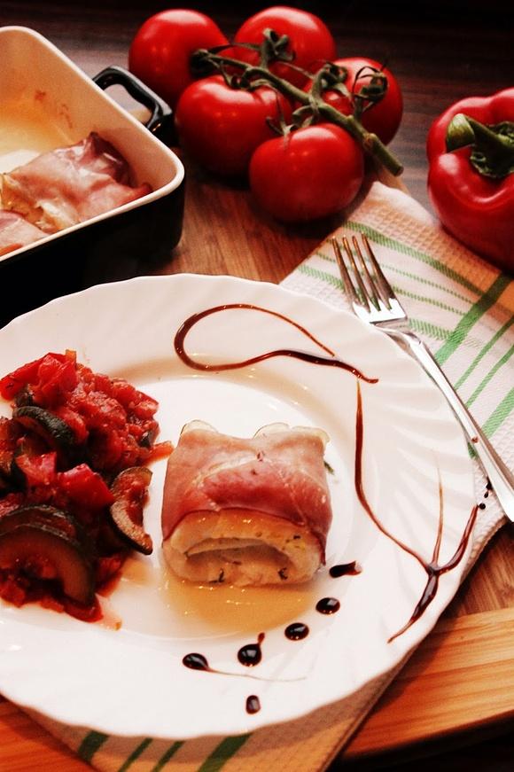 Pieczony dorsz zawijany w szynkę szwarcwaldzką z ratatouille