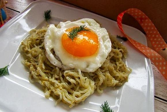 Lekki makaron z bazyliowym pesto i sadzonym jajkiem