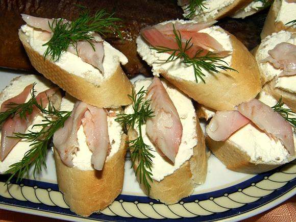 Mini kanapeczki z wędzonym pstrągiem