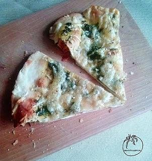 Pizza Bianca ze zwykłej mąki pszennej i serem salami