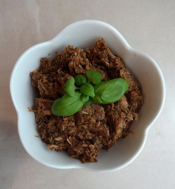 Pasta z tuńczyka, suszonych pomidorów i czarnych oliwek