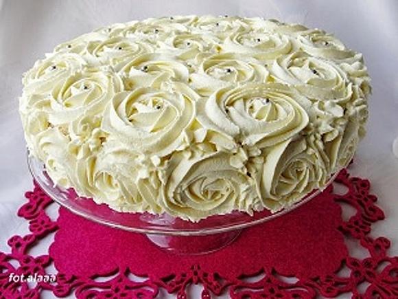 Tort śmietankowy z brzoskwiniami