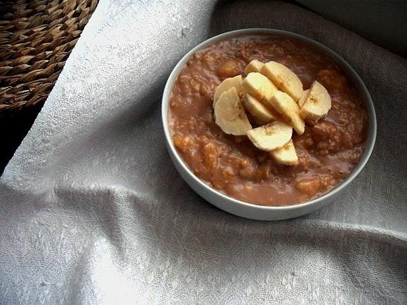 Owsianka z bananem, pomarańczą i kakao na budyniu czekoladowym