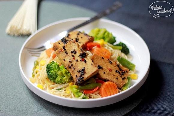 Marynowane tofu z makaronem sōmen i warzywami