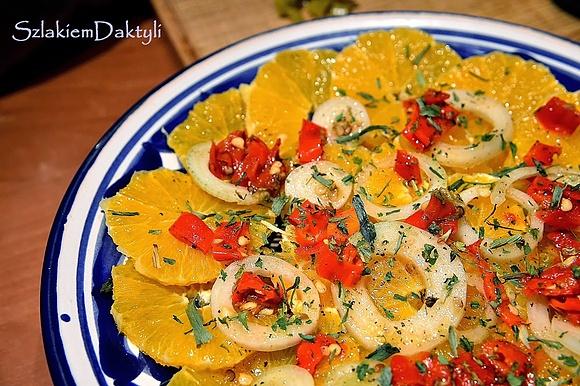 Surówka pomarańczowa z papryczkami chili i cebulką