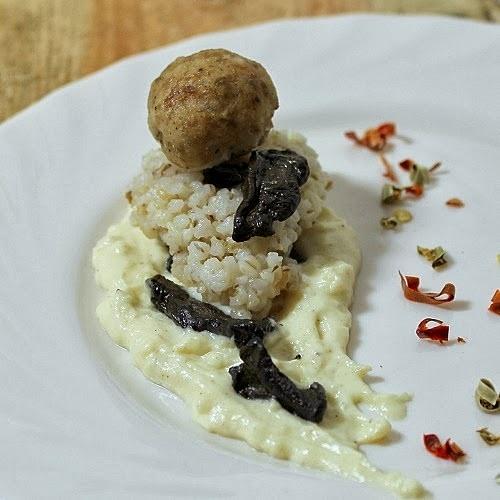 Pulpeciki na kaszy z sosem śmietanowym i grzybami leśnymi