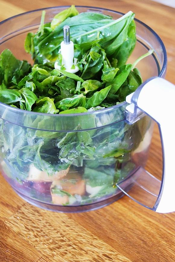 Zielone pesto z orzechami laskowymi i roladą ustrzycką