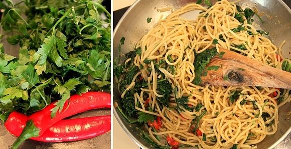 Spaghetti aglio olio peperoncino z natką pietruszki i czarnymi oliwkami