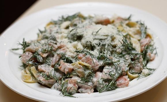 Tagliatelle z łososiem i kaparami w sosie śmietanowo-koperkowym