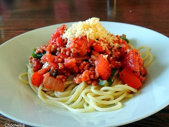 Spaghetti z pomidorami papryką i mięsem mielonym