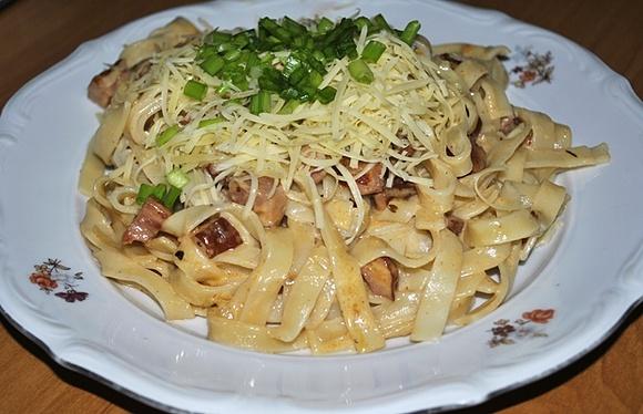 Tagiatelle z boczkiem i suszonymi pomidorami