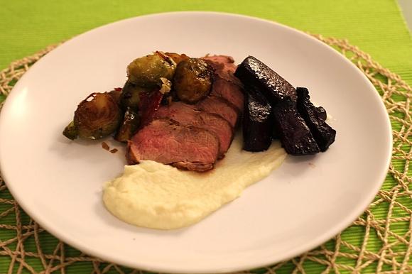 Pierś z kaczki z puree z pietruszki, brukselką z chorizo i pieczonymi burakami
