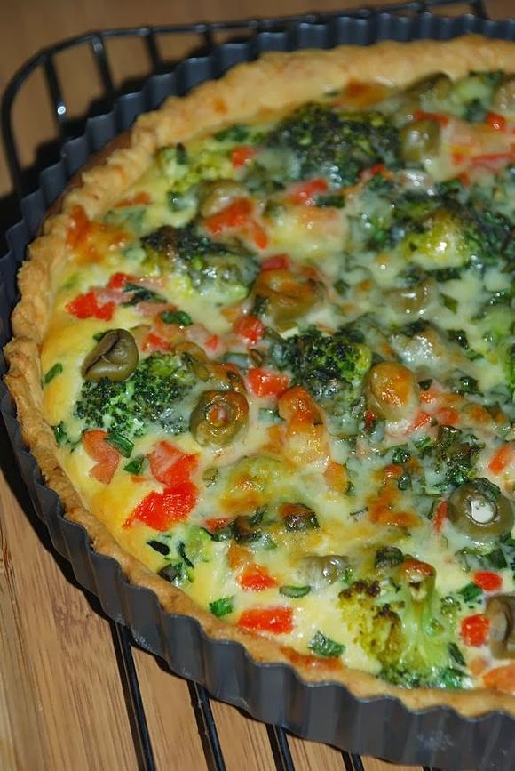 Tarta na kruchym serowym spodzie z warzywami