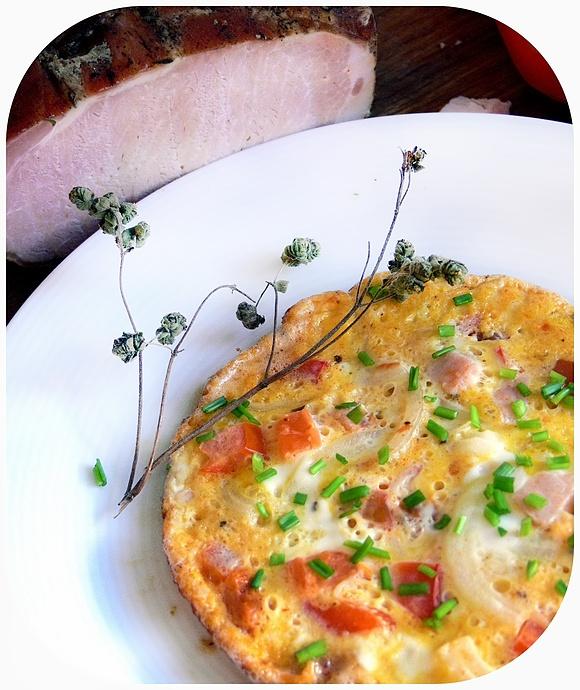 Omlet z wędzonką i papryką
