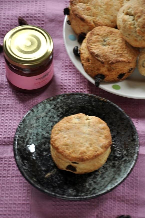 Scones z suszonymi owocami