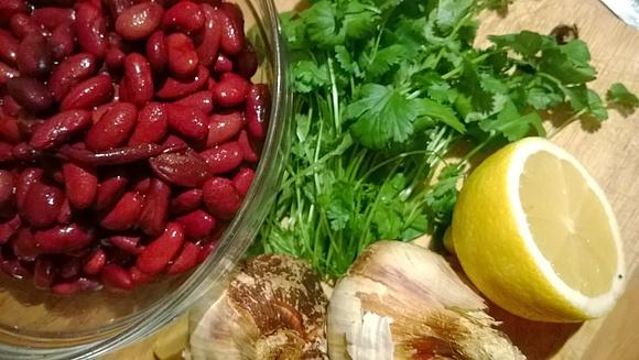 Pasta z czerwonej fasoli z wędzonym czosnkiem i kolendrą