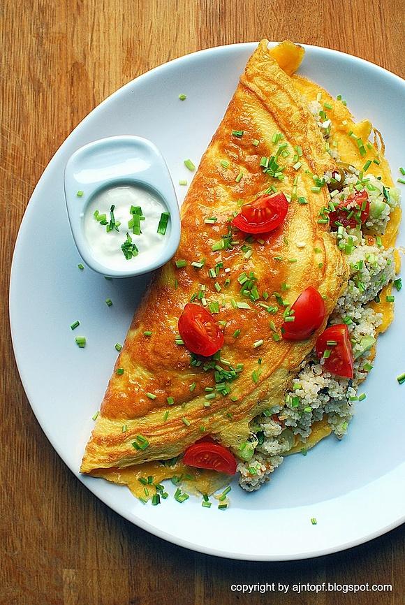 Omlet z kuskusem, oliwkami i pomidorami