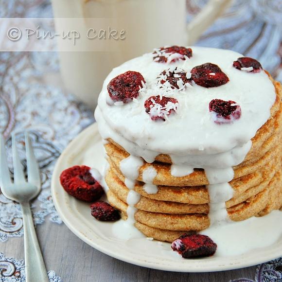 Razowe pancakes z jogurtem na śniadanie