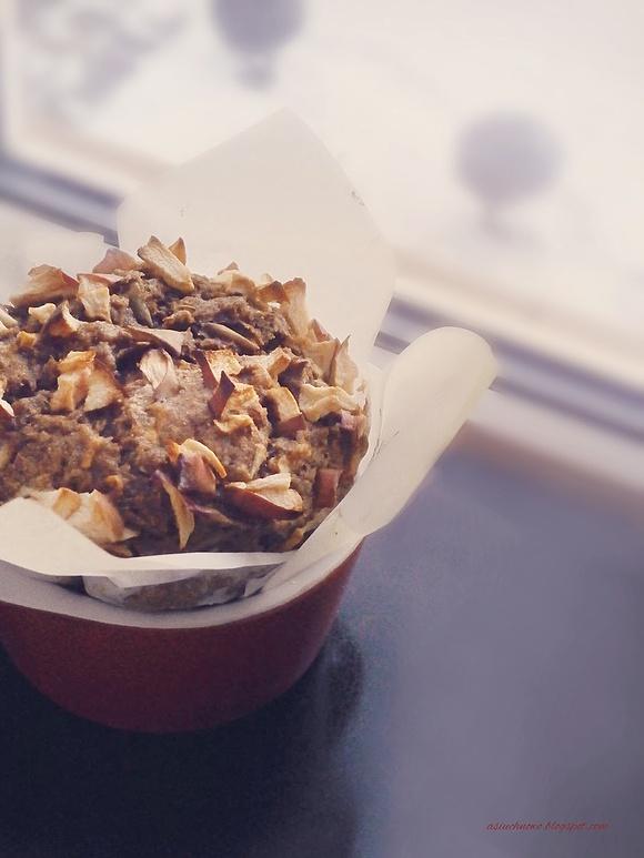 Korzenny muffin jabłkowy z jogurtem i dżemem truskawkowym