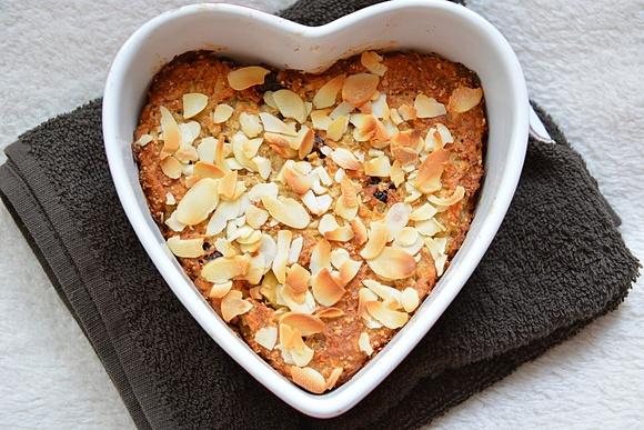 Jabłkowe ciasto z mango, żurawiną, kremem speculoos i migdałami
