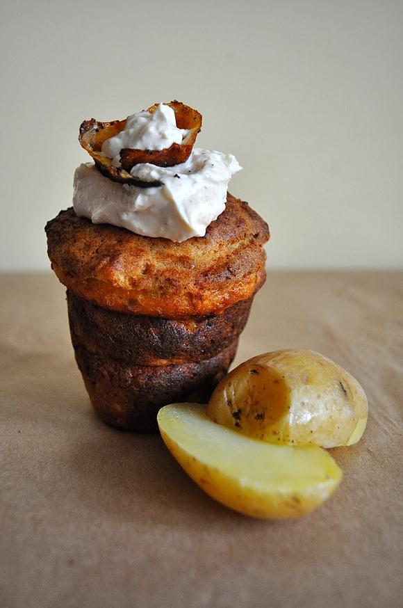 Muffiny ziemniaczane z majonezowo-czosnkowym toppingiem i smażoną skórką