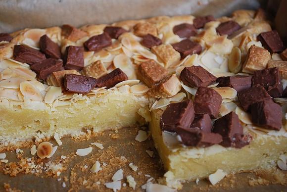 Blondie z migdałami i czekoladą