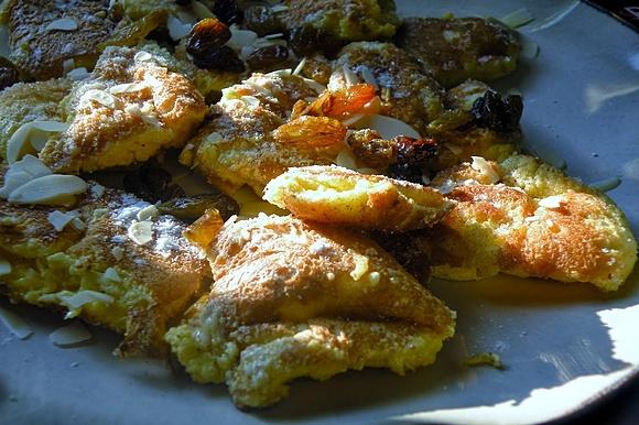 Omlet cesarski z pomarańczowymi rodzynkami i gorącym dżemem
