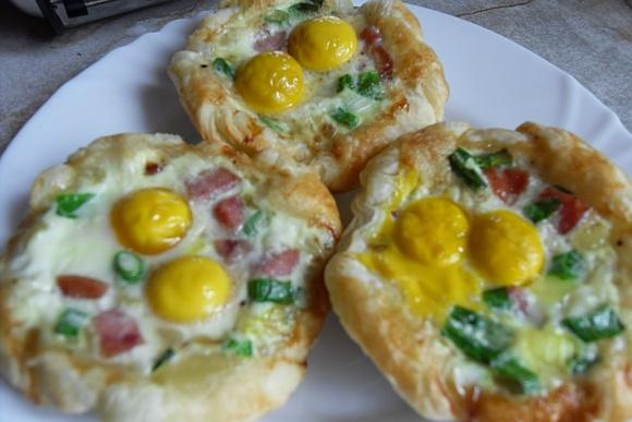 Zapiekane jajka w cieście francuskim
