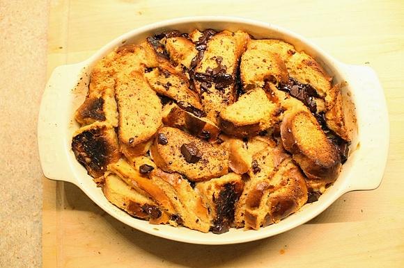 Nocne smakołyki - pudding z chleba z czekoladą