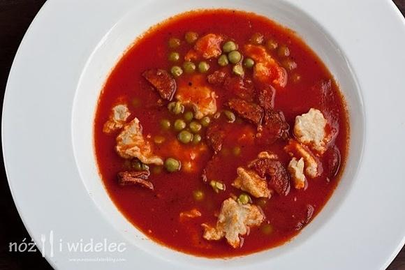 Zupa węgierska z pomidorami, papryką, kiełbasą i groszkiem