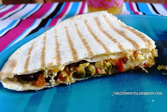 Meksykańska quesadilla z tortilli z jajecznicą
