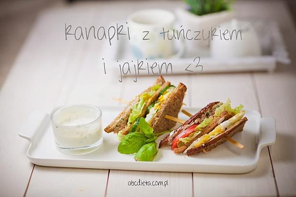 Kanapki z tuńczykiem i sadzonym jajkiem