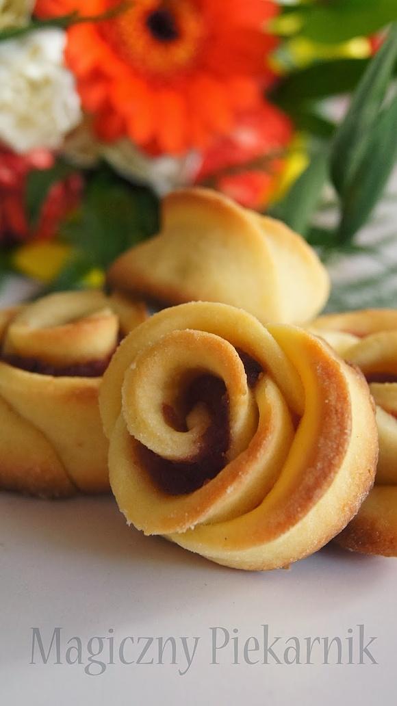 Ciasteczkowe różyczki z nadzieniem marmolady różanej