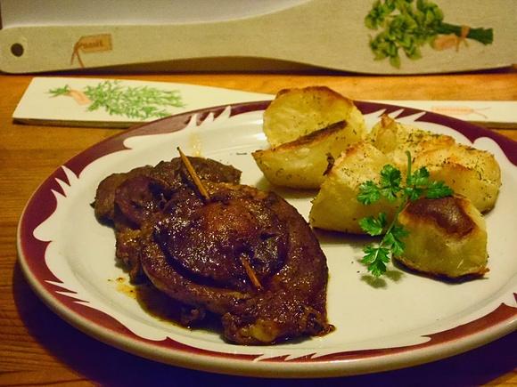 Polędwica z kindziukiem duszona w czerwonym winie saltimbocca po polsku