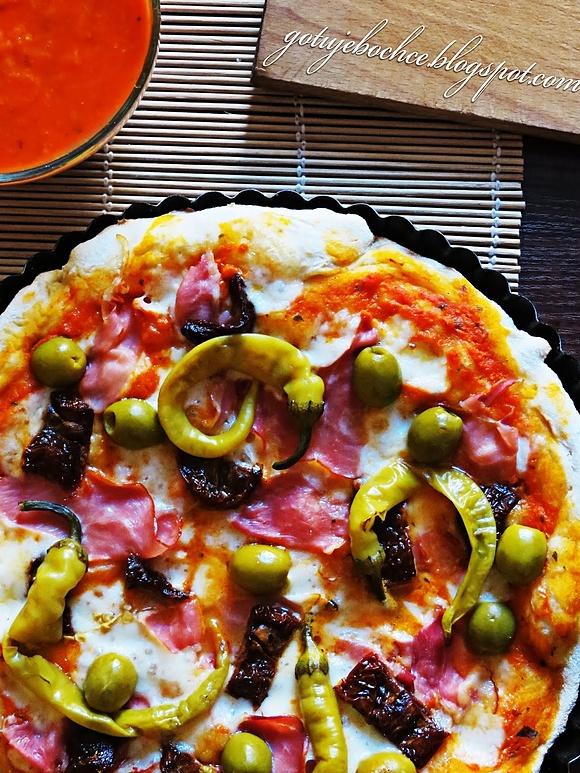 Pizza z oliwkami suszonymi pomidorami pepperoni i szynką parmeńską