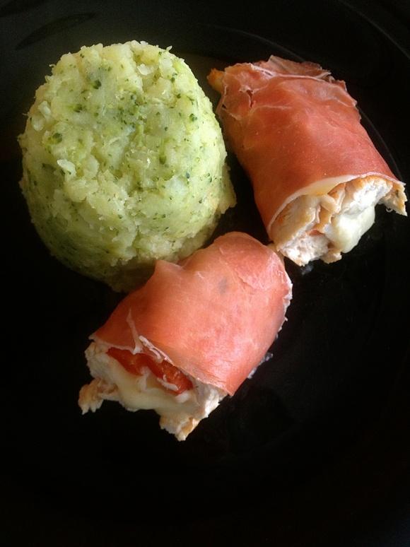 Roladki z jamónu i puree brokułowe